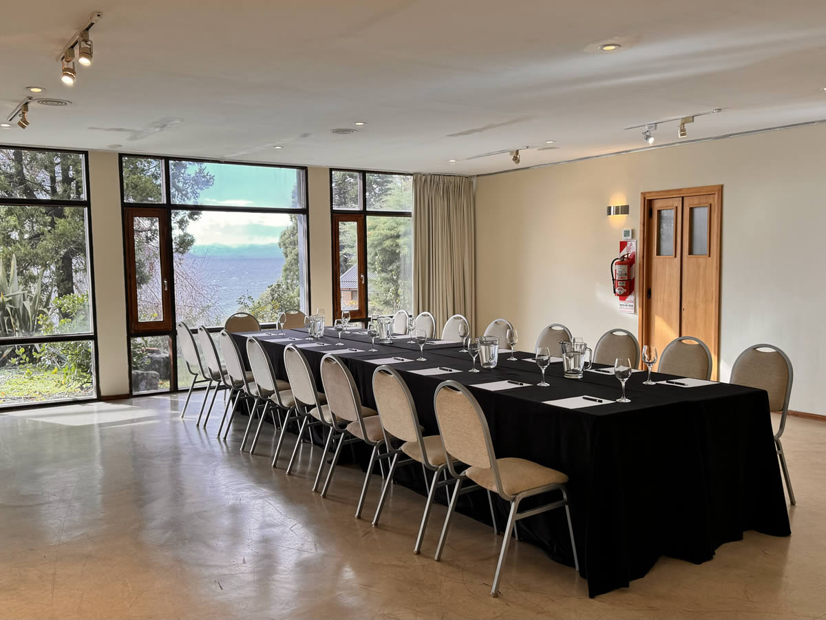 Salón con vista al lago