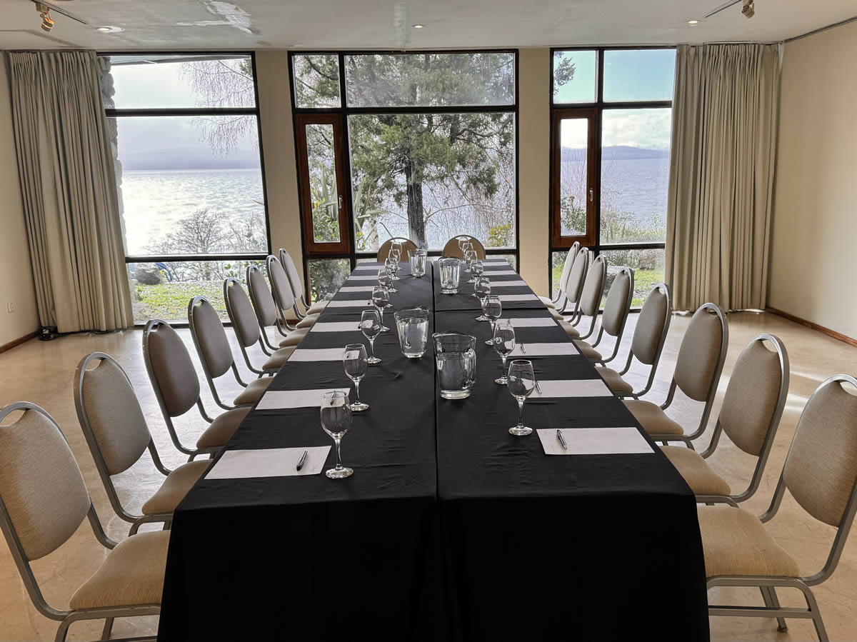 Salón de conferencias Design Suites Bariloche con vista al lago