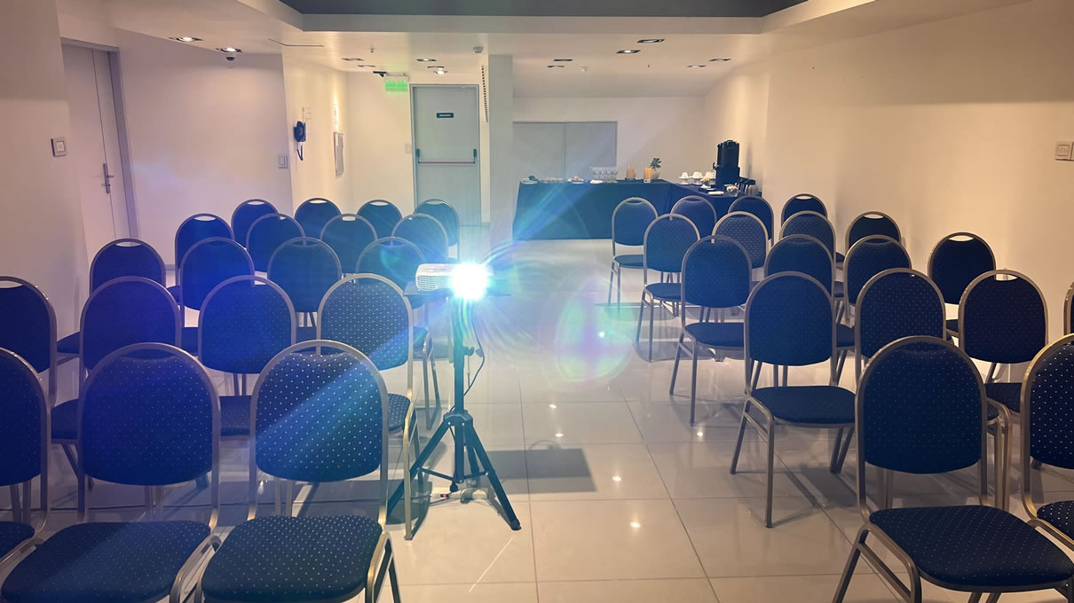 Salón con proyector encendido